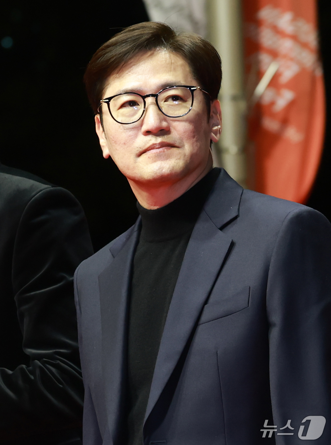 (부산=뉴스1) 권현진 기자 = 김정훈 감독이 6일 오후 부산 해운대구 영화의전당에서 열린 ‘제31회 부산국제영화제’(BIFF) 개막식에 참석해 레드카펫을 밟고 있다. 2026.1 …