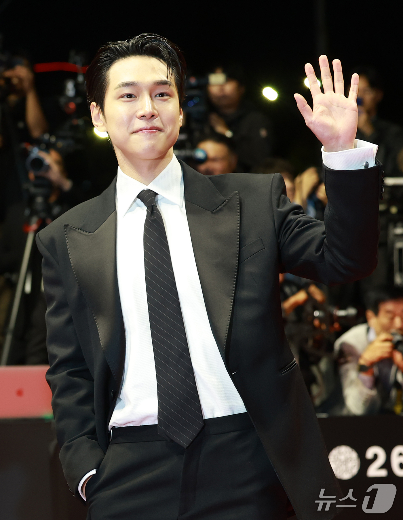(부산=뉴스1) 권현진 기자 = 배우 강유석이 6일 오후 부산 해운대구 영화의전당에서 열린 ‘제31회 부산국제영화제’(BIFF) 개막식에 참석해 인사를 하고 있다. 2026.10. …