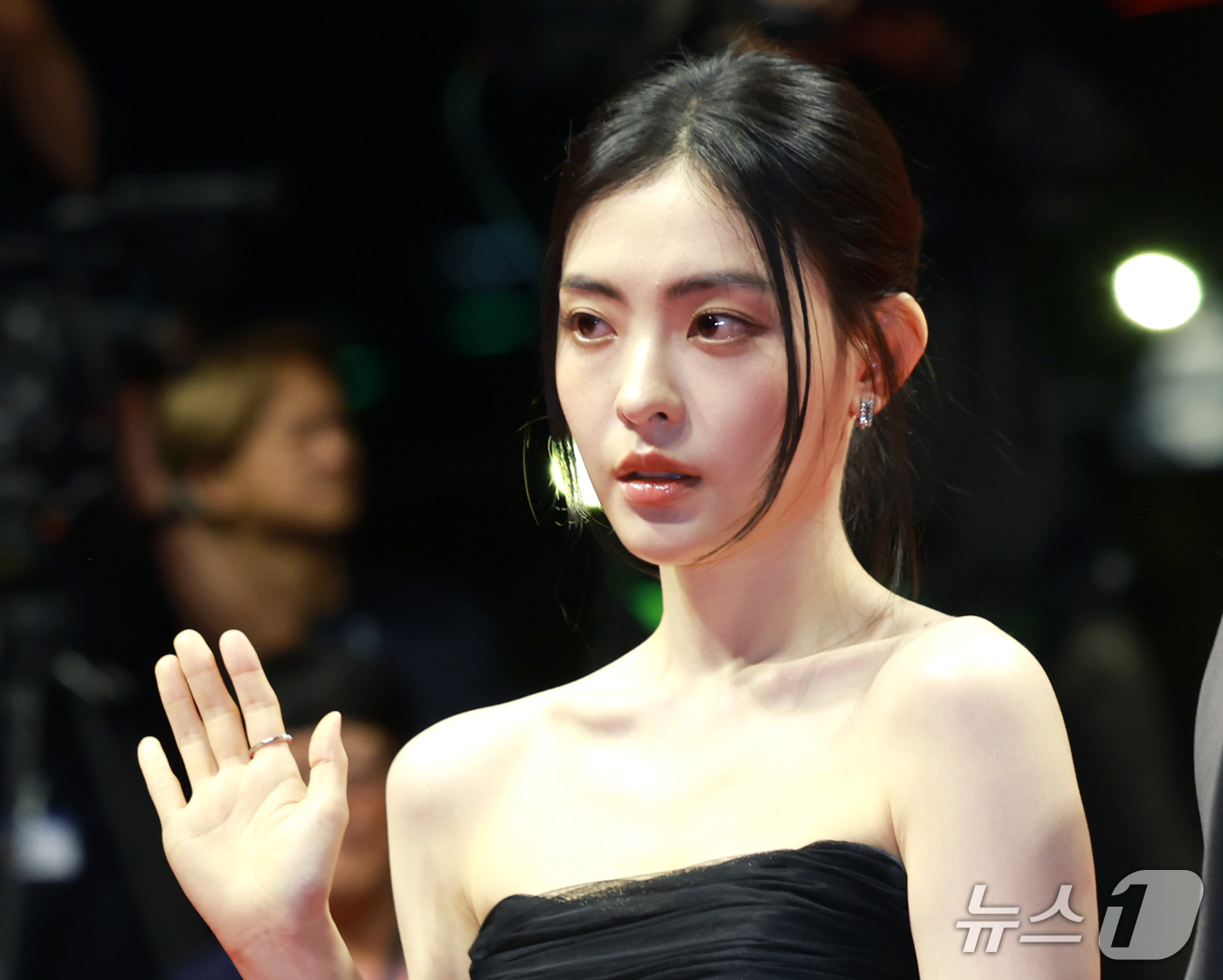 (부산=뉴스1) 권현진 기자 = 배우 배강희가 6일 오후 부산 해운대구 영화의전당에서 열린 ‘제31회 부산국제영화제’(BIFF) 개막식에 참석해 인사를 하고 있다. 2026.10. …