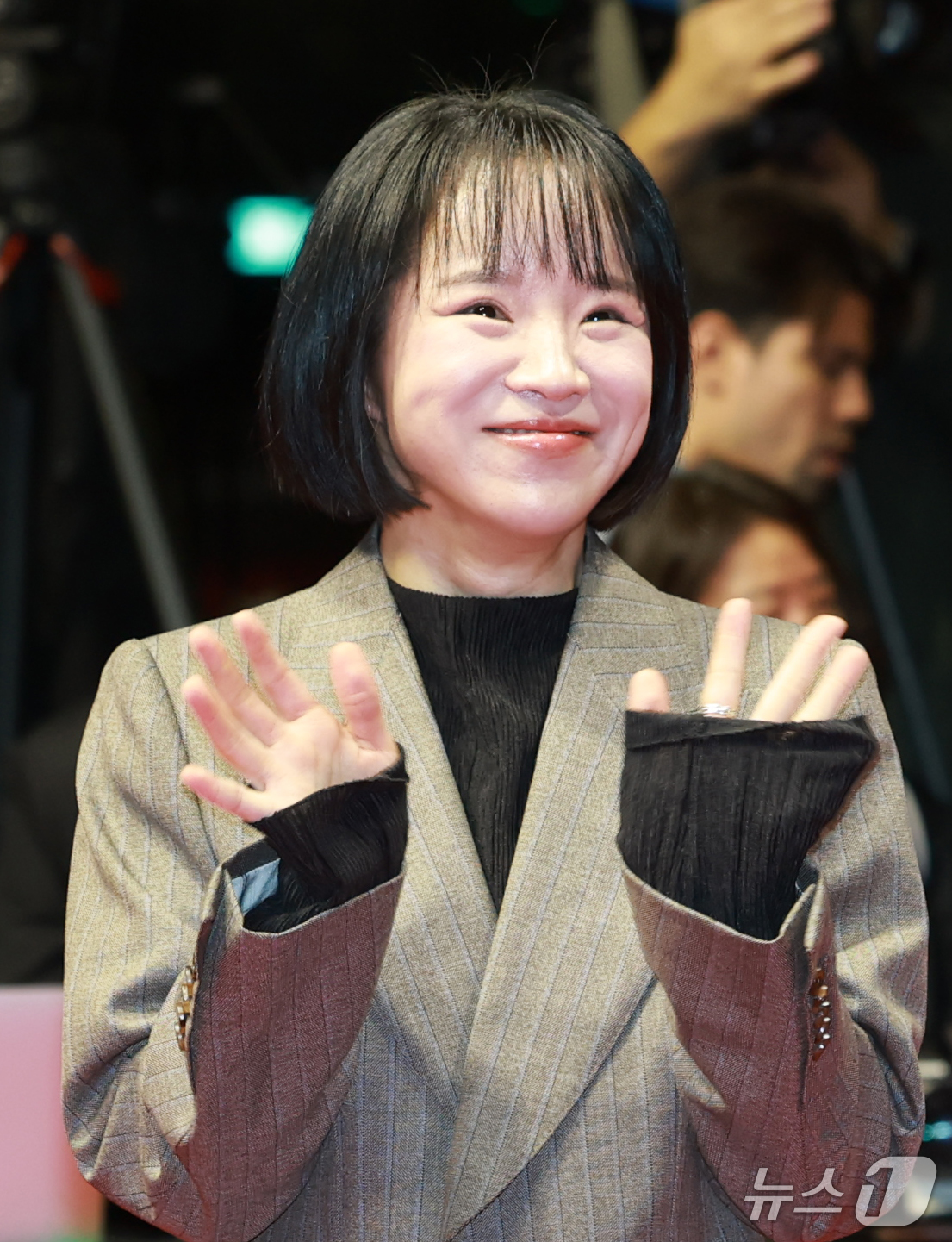 (부산=뉴스1) 권현진 기자 = 윤단비 감독이 6일 오후 부산 해운대구 영화의전당에서 열린 ‘제31회 부산국제영화제’(BIFF) 개막식에 참석해 인사를 하고 있다. 2026.10. …