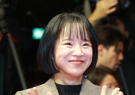 부국제 찾은 윤담비 감독