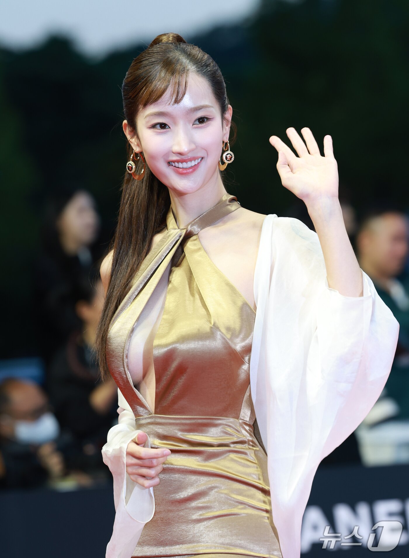 김혜수, 과감한 황금빛 의상