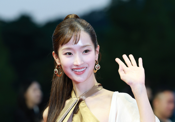 김혜수, 과감한 황금빛 의상