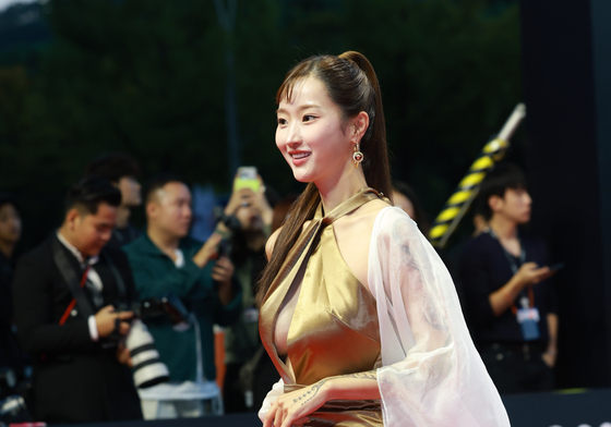 김혜수, 파격 의상