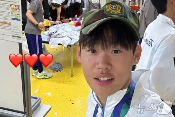 본문 이미지 - 아시안게임 축구 국가대표 박승수(19)선수가 3일 금메달을 딴 직후 라커룸에서 '전역모'를 쓰고 찍은 사진을 소셜미디어에 올렸다. /박승수 인스타그램