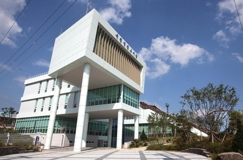 옥천군민도서관 재개관…이용자 중심 새 단장