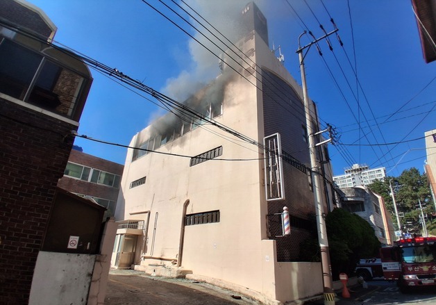 부산 부곡동 목욕탕 건물 3층서 화재…4명 대피