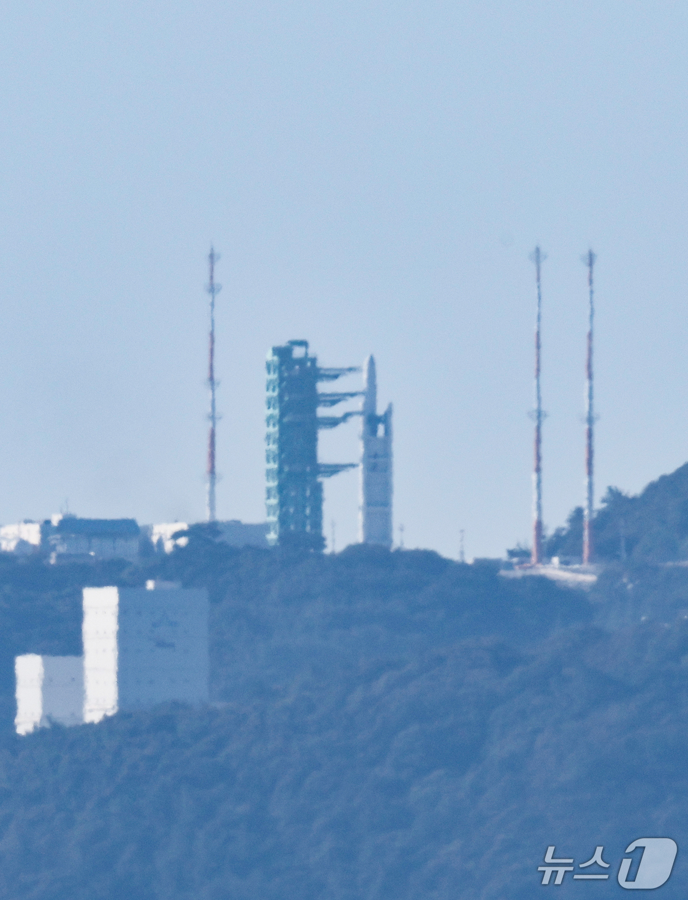(고흥=뉴스1) 최지환 기자 = 7일 오전 전남광주 고흥군 나로우주센터 제2발사대에 한국형 발사체 누리호가 기립해 있다.우주항공청과 한국항공우주연구원은 이날 누리호 5차 발사관리위 …