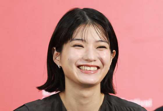 미소짓는 마키타 아쥬