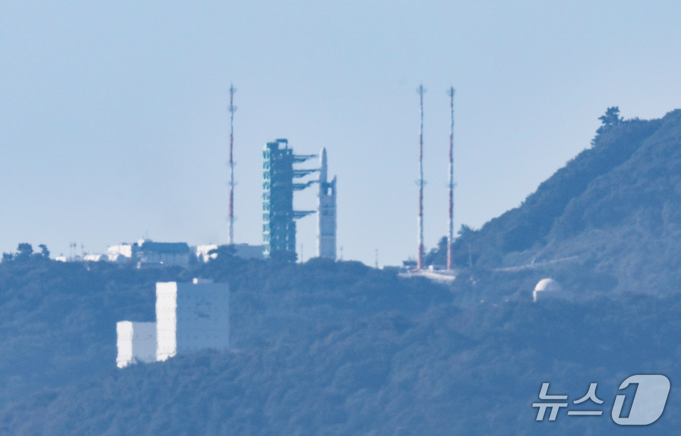 (고흥=뉴스1) 최지환 기자 = 7일 오전 전남광주 고흥군 나로우주센터 제2발사대에 한국형 발사체 누리호가 기립해 있다.우주항공청과 한국항공우주연구원은 이날 누리호 5차 발사관리위 …
