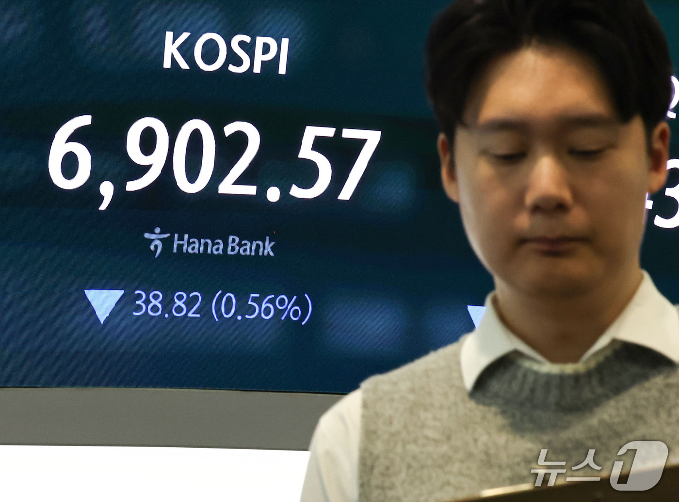 (서울=뉴스1) 이종수 기자 = 7일 오전 서울 중구 하나은행 딜링룸 전광판에 코스피 지수 등 시황이 표시되고 있다. 이날 코스피는 전 거래일 대비 77.14p(1.11%) 내린 …