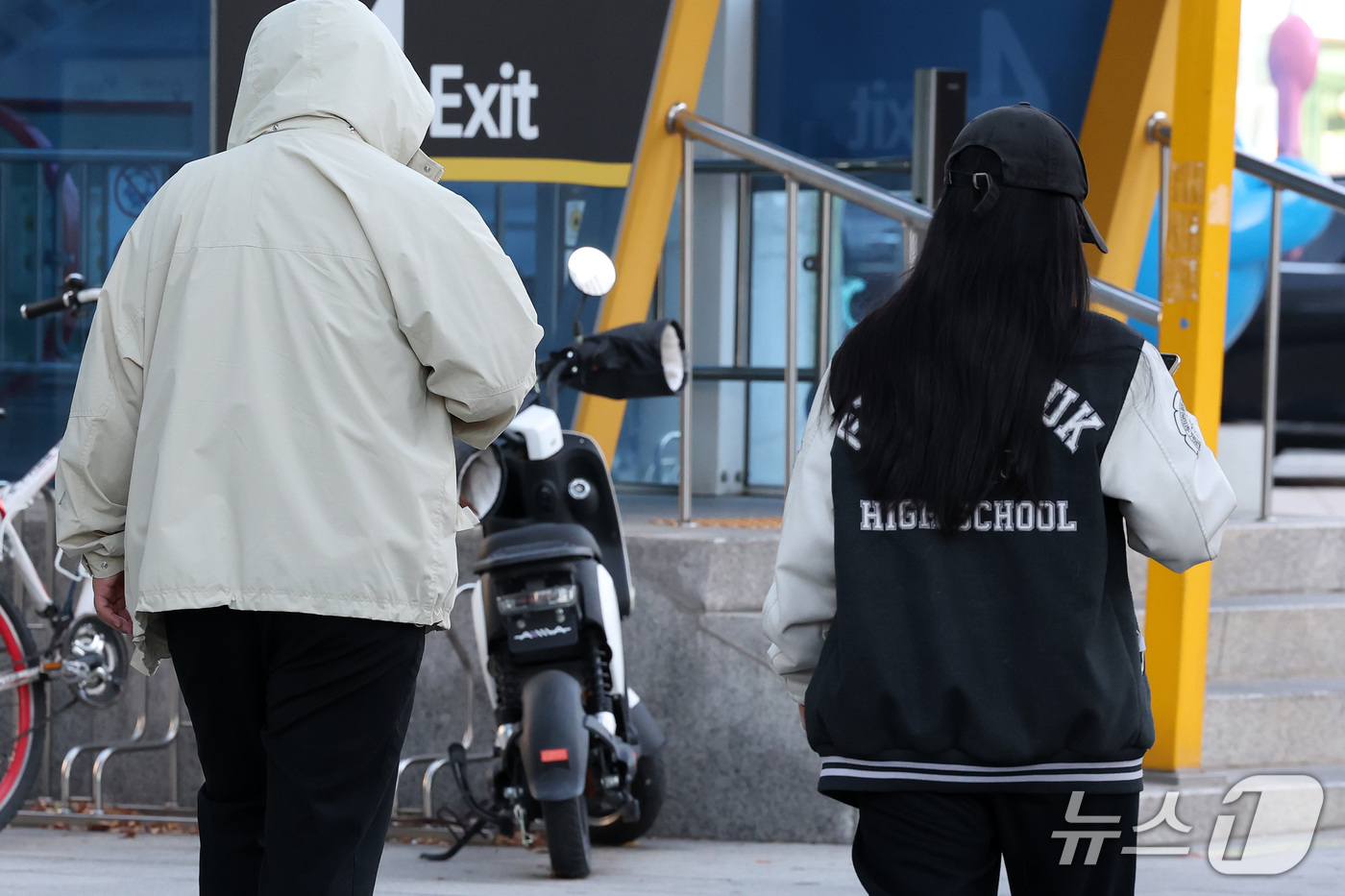 (대구=뉴스1) 공정식 기자 = 큰 일교차와 쌀쌀한 날씨를 보인 7일 오전 대구 남구 명덕네거리에서 가을 점퍼 차림의 시민들이 길을 걷고 있다. 2026.10.7/뉴스1