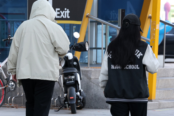 아침기온 '뚝' 최저 5도 쌀쌀한 출근길…시속 55㎞ 강풍(종합)