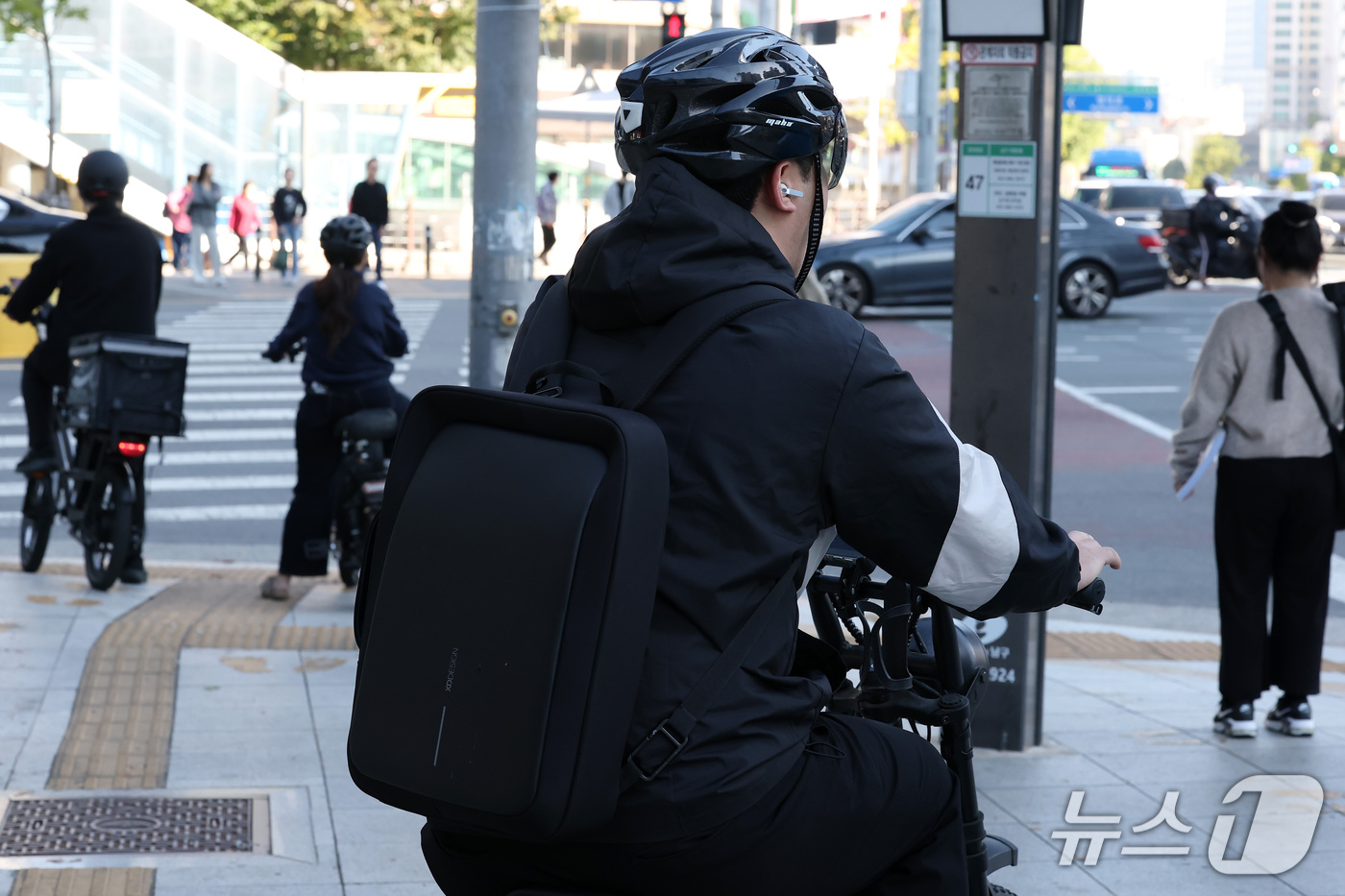 (대구=뉴스1) 공정식 기자 = 큰 일교차와 쌀쌀한 날씨를 보인 7일 오전 대구 남구 명덕네거리에서 자전거를 타고 출근하는 시민들 옷차림이 한층 두꺼워져 있다. 2026.10.7/ …