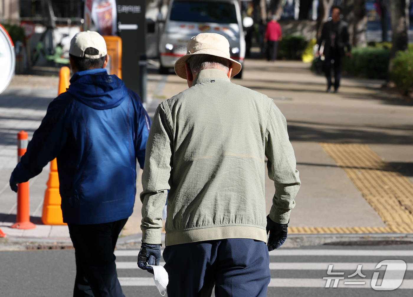 (대구=뉴스1) 공정식 기자 = 큰 일교차와 쌀쌀한 날씨를 보인 7일 오전 대구 남구 명덕네거리에서 가을 점퍼 차림의 시민들이 길을 걷고 있다. 2026.10.7/뉴스1