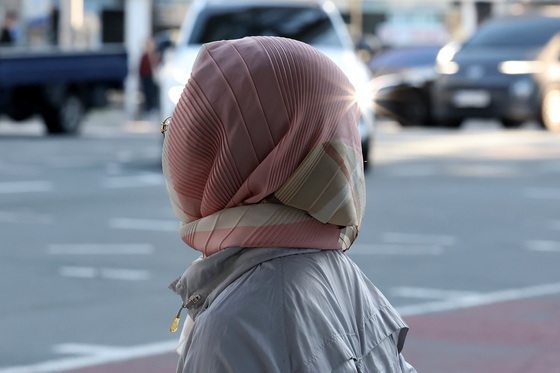 '기온 뚝' 스카프 꽁꽁