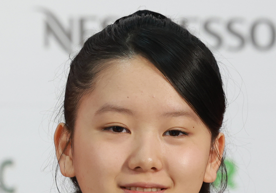 미소짓는 오카다 로카