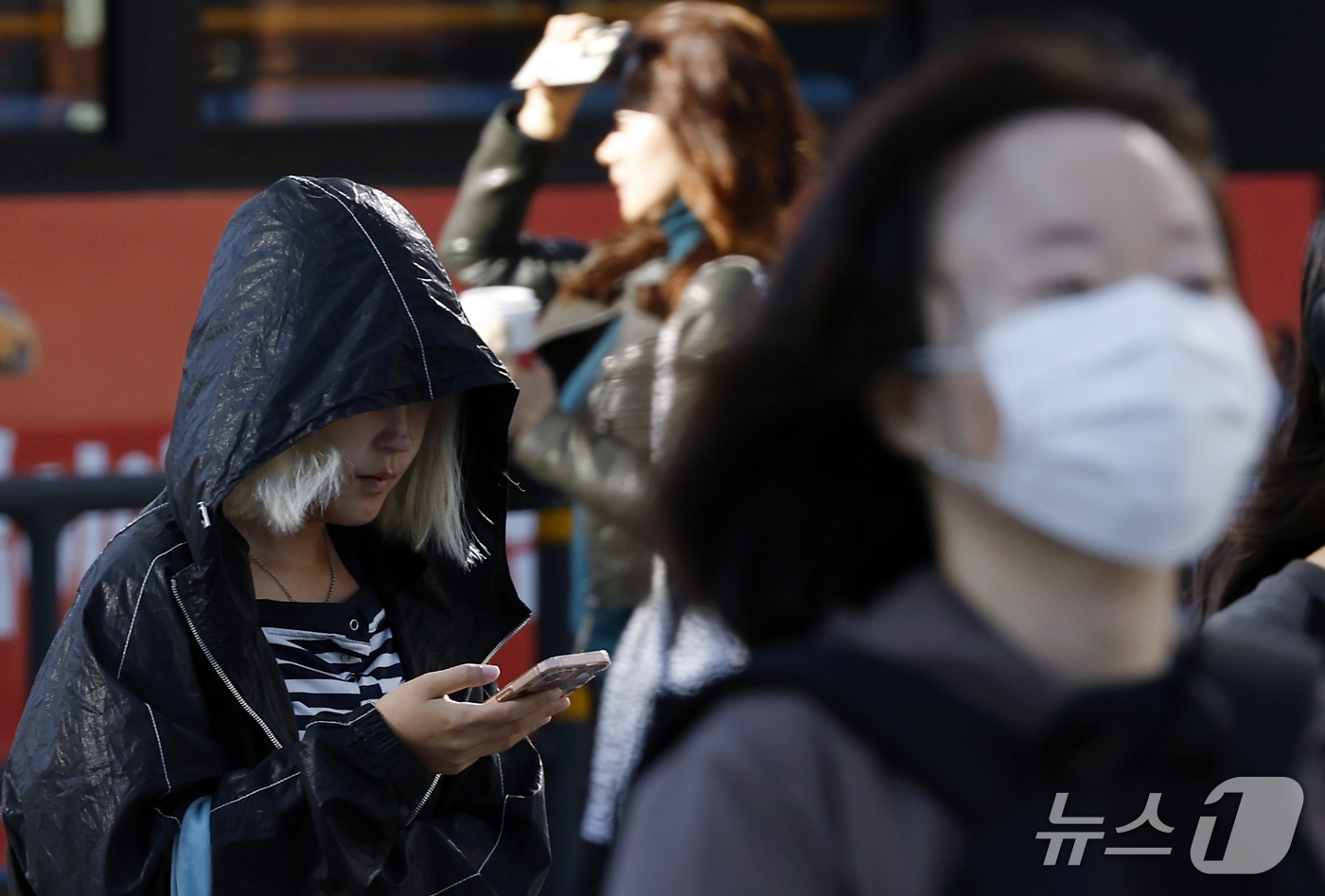 (서울=뉴스1) 박정호 기자 = 아침 기온이 10도 안팎으로 쌀쌀한 날씨를 보인 7일 오전 서울 종로구 광화문 사거리를 지나 출근길에 오른 시민들이 발걸음을 재촉하고 있다.  20 …
