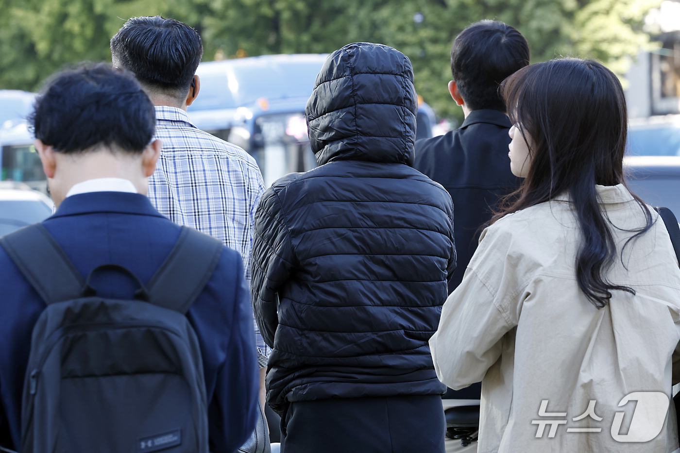 (서울=뉴스1) 박정호 기자 = 아침 기온이 10도 안팎으로 쌀쌀한 날씨를 보인 7일 오전 서울 종로구 광화문 사거리를 지나 출근길에 오른 시민들이 옷깃을 여민 채 건널목 신호를 …