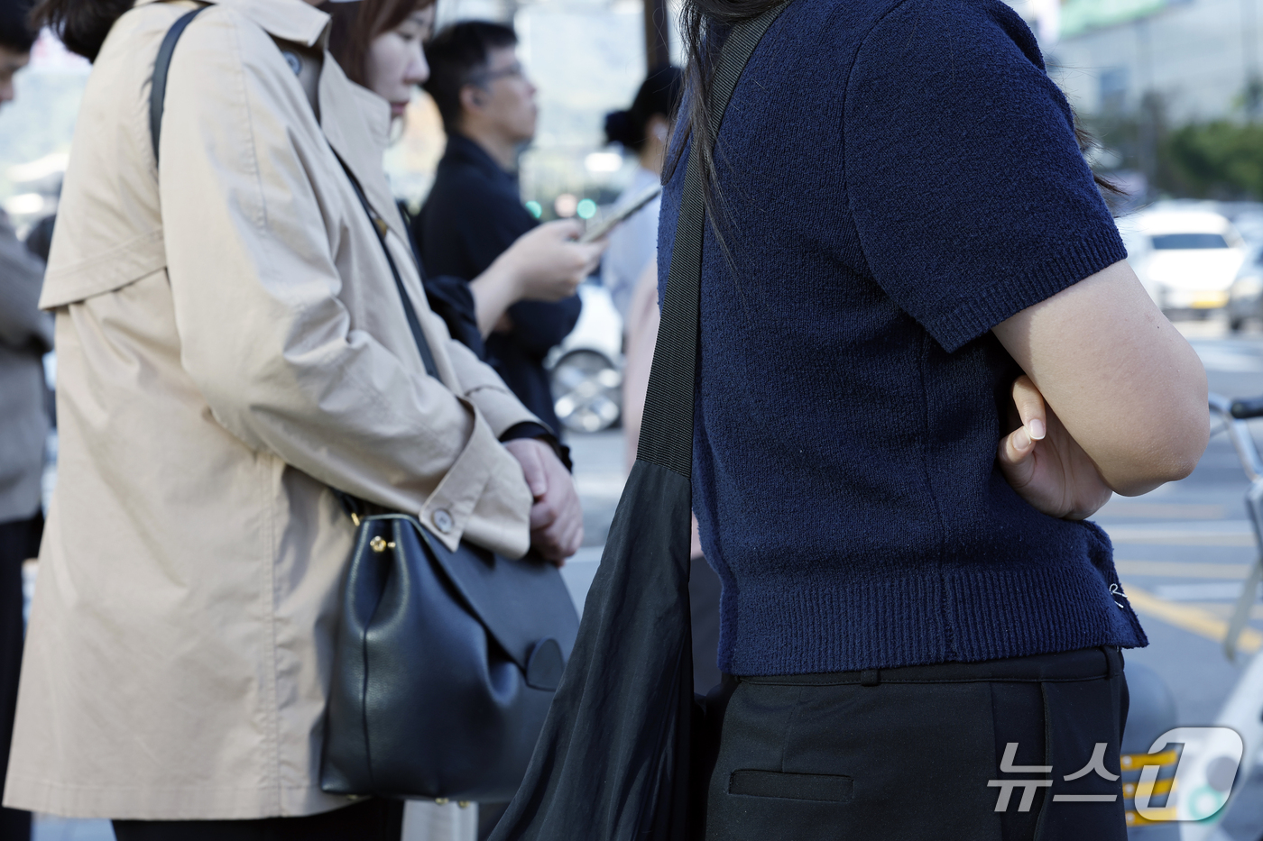 (서울=뉴스1) 박정호 기자 = 아침 기온이 10도 안팎으로 쌀쌀한 날씨를 보인 7일 오전 서울 종로구 광화문 사거리를 지나 출근길에 오른 시민들이 옷깃을 여미고 있다.  2026 …