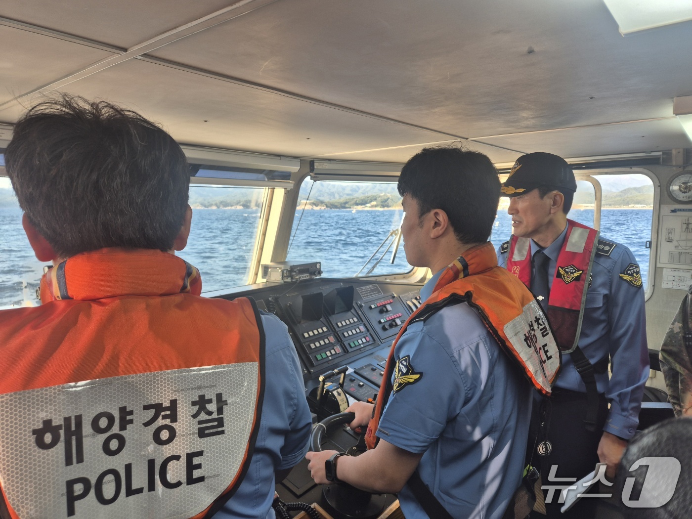 (고성=뉴스1) 윤왕근 기자 = 신경진 속초해양경찰서장이 7일 오전 강원 고성군 동해 최북단 저도·북방어장 해상에서 경비정에 승선해 해군 함정과 육군 레이더 기지 등과 무전 교신하 …
