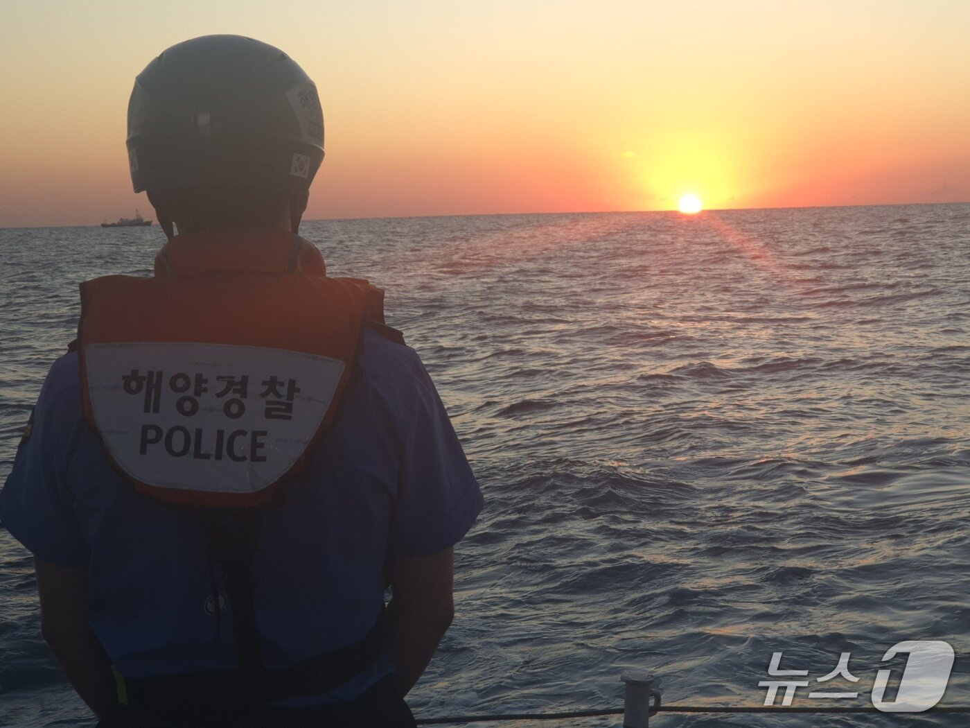 본문 이미지 - 7일 오전 강원 고성군 동해 최북단 저도어장 인근에서 속초해양경찰서 소속 해경이 수평선 위로 떠오르는 해를 바라보고 있다. 이날 해경은 저도·북방어장에 입어한 어선들의 안전조업과 월선 방지를 위해 해상 안전관리에 나섰다. 2026.10.7 ⓒ 뉴스1 윤왕근 기자