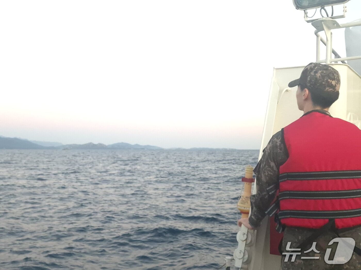 본문 이미지 - 7일 오전 강원 고성군 동해 최북단 저도어장 인근에서 군 관계자가 해경 경비정에 승선해 북녘땅 해금강 일대를 바라보고 있다.  2026.10.7 ⓒ 뉴스1 윤왕근 기자