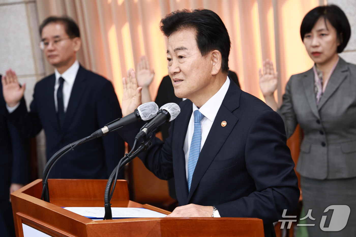 (서울=뉴스1) 구윤성 기자 = 정동영 통일부 장관이 7일 서울 종로구 통일부 남북회담본부에서 열린 국회 외교통일위원회의 통일부 등에 대한 국정감사에서 증인선서를 하고 있다. 20 …