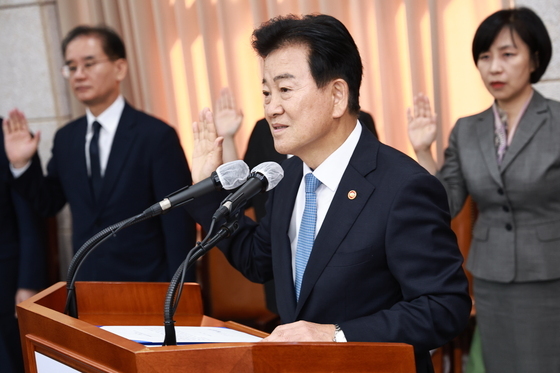 [국감] 정동영 통일부 장관 증인선서