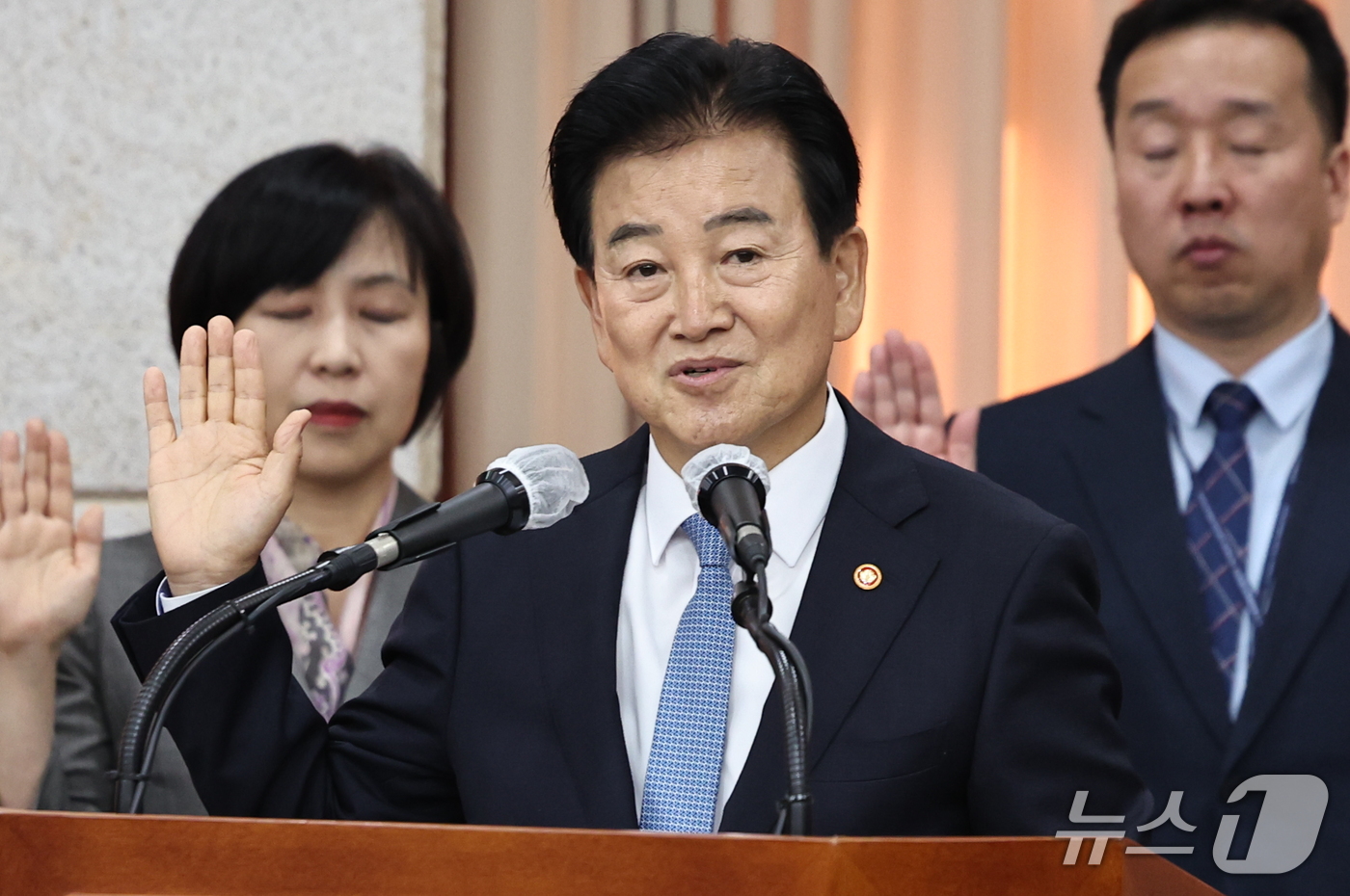 (서울=뉴스1) 구윤성 기자 = 정동영 통일부 장관이 7일 서울 종로구 통일부 남북회담본부에서 열린 국회 외교통일위원회의 통일부 등에 대한 국정감사에서 증인선서를 하고 있다. 20 …