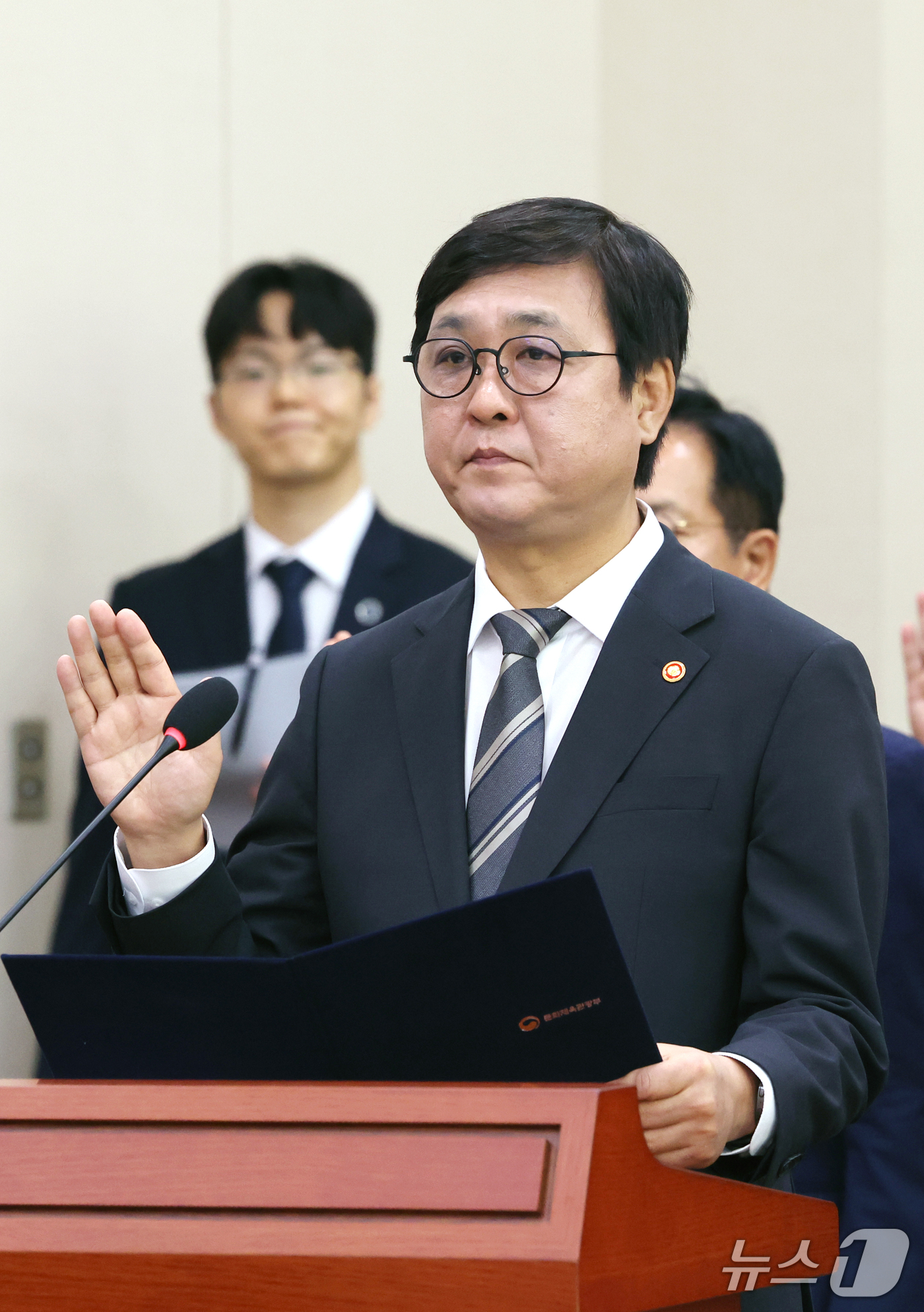 (서울=뉴스1) 황기선 기자 = 최휘영 문화체육관광부 장관이 7일 서울 여의도 국회 문화체육관광위원회에서 열린 문화체육관광부에 대한 국정감사에서 선서를 하고 있다.  2026.10 …