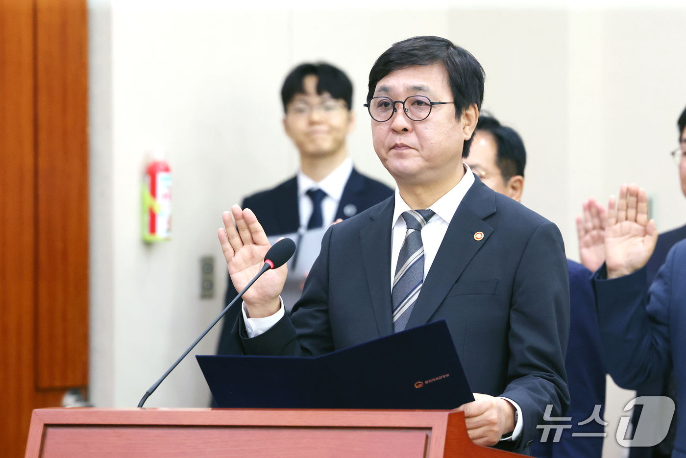(서울=뉴스1) 황기선 기자 = 최휘영 문화체육관광부 장관이 7일 서울 여의도 국회 문화체육관광위원회에서 열린 문화체육관광부에 대한 국정감사에서 선서를 하고 있다.  2026.10 …