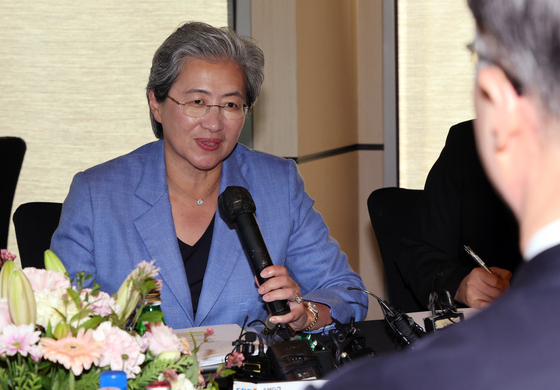 AMD 리사 수 "韓 AI 연구센터 설립…연구원 수백 명 뽑는다"