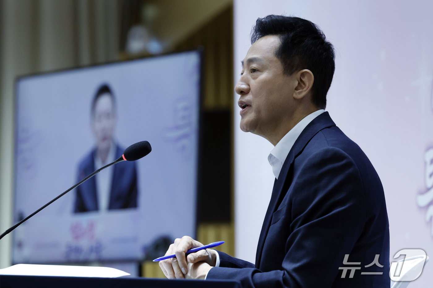 (서울=뉴스1) 박정호 기자 = 오세훈 서울시장이 7일 오전 서울시 중구 서울시청 대회의실에서 가진 민선9기 서울특별시장 취임 100일 기자간담회에서 취재진의 질문에 답하고 있다. …