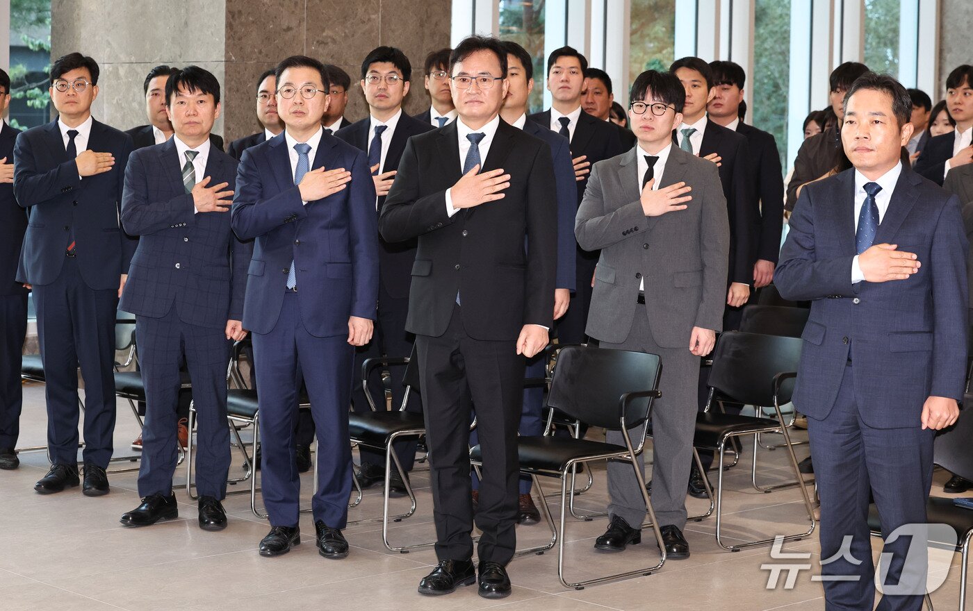 본문 이미지 - 최재민 서울지방중수청장이 7일 오전 서울 중구 르네스퀘어 로비홀에서 열린 취임식에 참석해 국민 의례를 하고 있다. 2026.10.7 ⓒ 뉴스1 이종수 기자