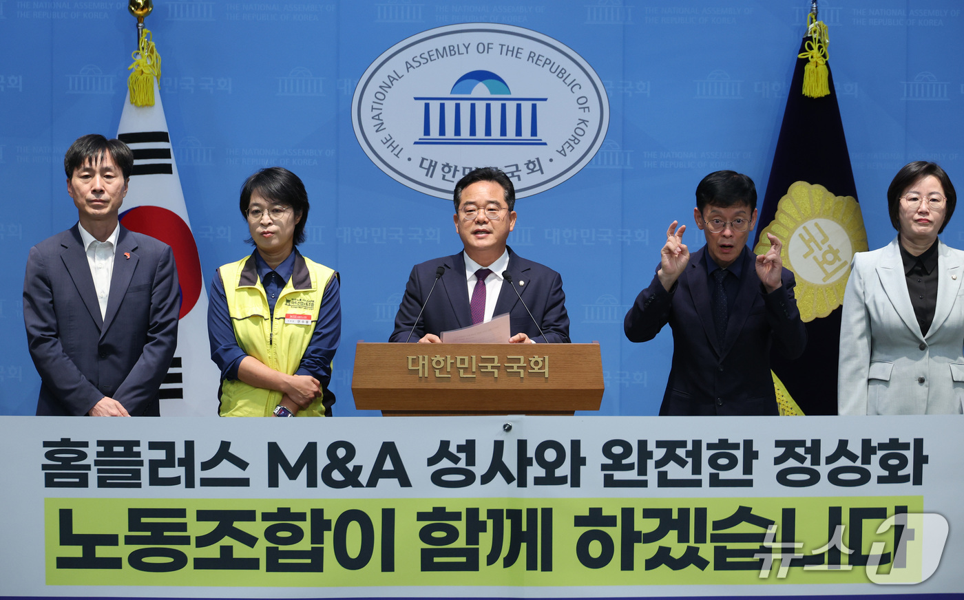 (서울=뉴스1) 신웅수 기자 = 민병덕 더불어민주당 을지로위원장이 7일 서울 여의도 국회 소통관에서 열린 홈플러스 M&A 성사를 위한 노조 입장 발표 기자회견에서 발언하고 있다. …