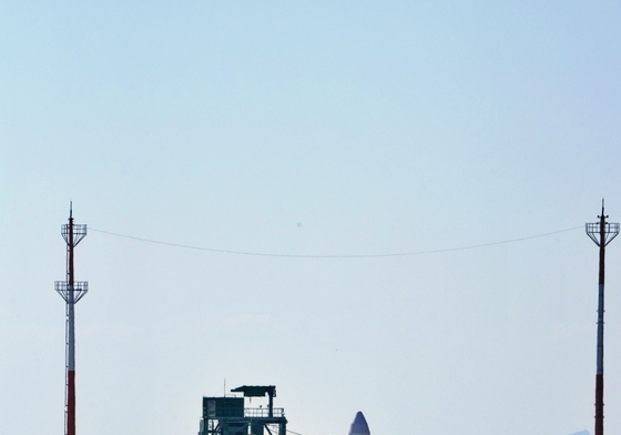 [속보] 누리호, 발사체 기립 장치 철수 완료