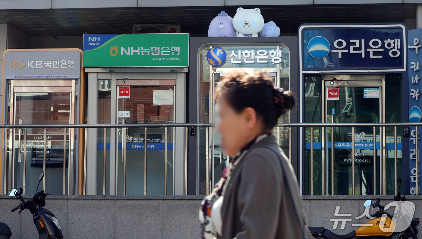 (서울=뉴스1) 김진환 기자 = 금융감독원은 금융권에서 시작된 인공지능(AI) 해킹과 관련해 공격 IP 28개를 금융회사에 공유했다고 밝혔다.보안업계는 IP 차단과 과거 접속 기록 …