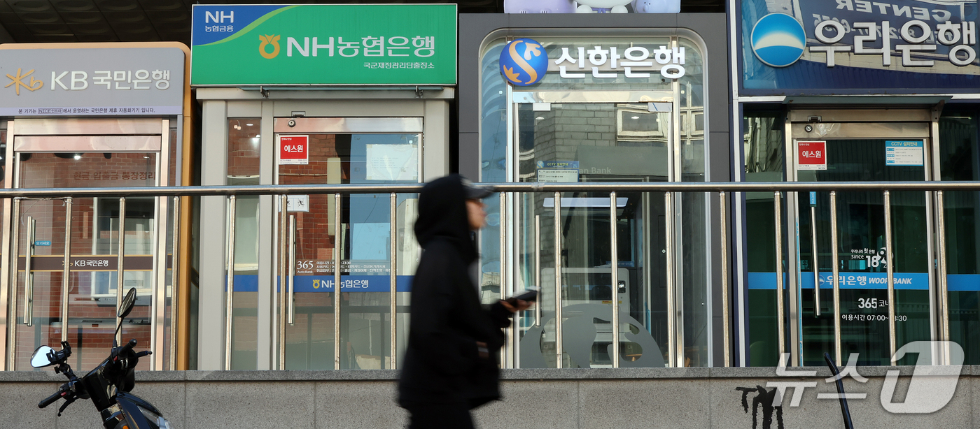 (서울=뉴스1) 김진환 기자 = 금융감독원은 금융권에서 시작된 인공지능(AI) 해킹과 관련해 공격 IP 28개를 금융회사에 공유했다고 밝혔다.보안업계는 IP 차단과 과거 접속 기록 …