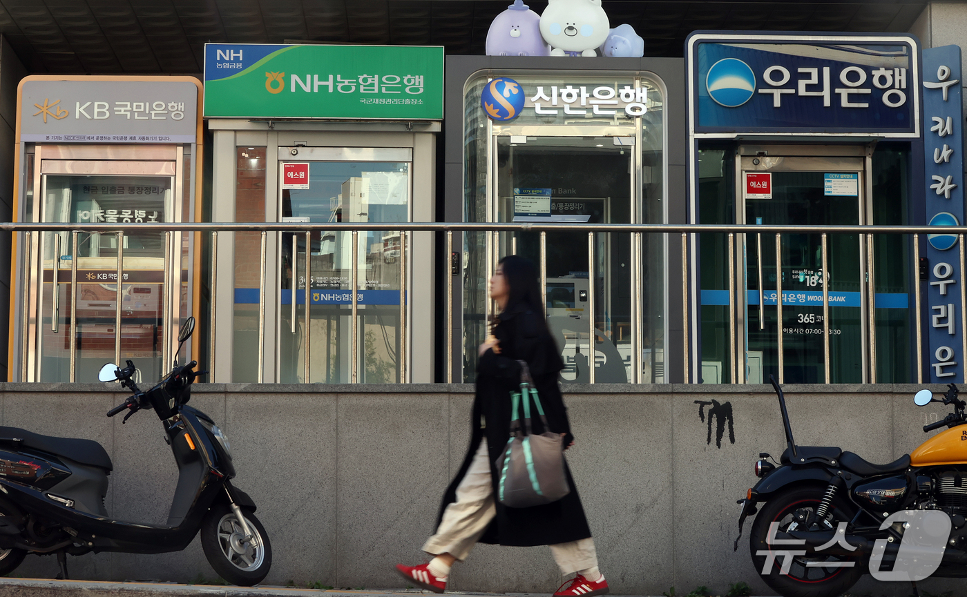 (서울=뉴스1) 김진환 기자 = 금융감독원은 금융권에서 시작된 인공지능(AI) 해킹과 관련해 공격 IP 28개를 금융회사에 공유했다고 밝혔다.보안업계는 IP 차단과 과거 접속 기록 …