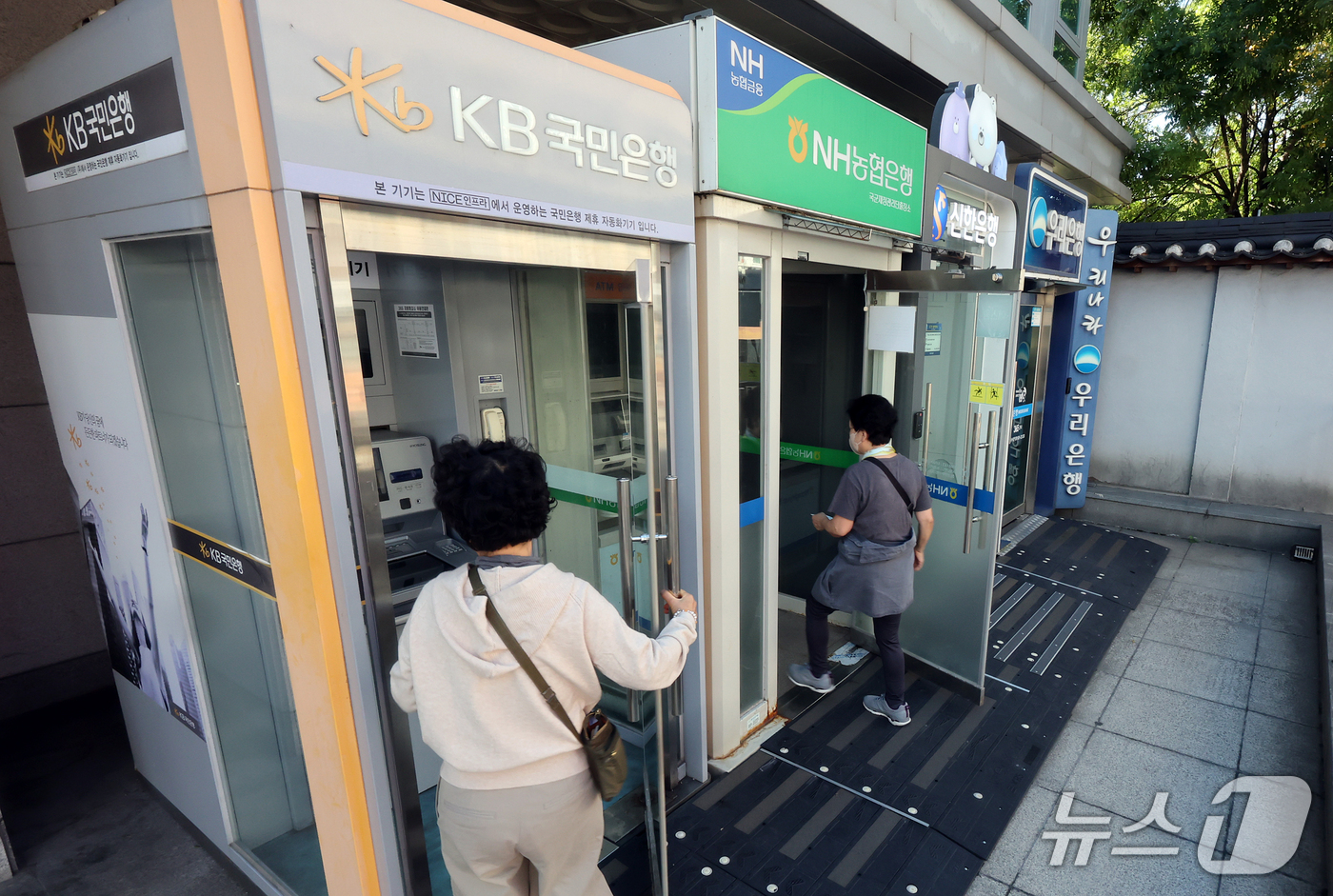 (서울=뉴스1) 김진환 기자 = 금융감독원은 금융권에서 시작된 인공지능(AI) 해킹과 관련해 공격 IP 28개를 금융회사에 공유했다고 밝혔다.보안업계는 IP 차단과 과거 접속 기록 …