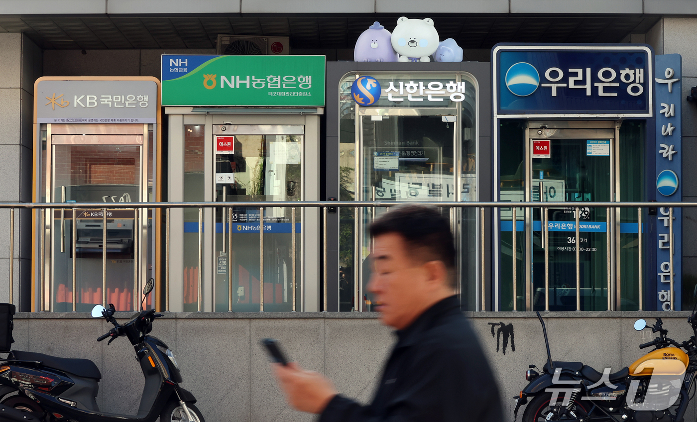(서울=뉴스1) 김진환 기자 = 금융감독원은 금융권에서 시작된 인공지능(AI) 해킹과 관련해 공격 IP 28개를 금융회사에 공유했다고 밝혔다.보안업계는 IP 차단과 과거 접속 기록 …