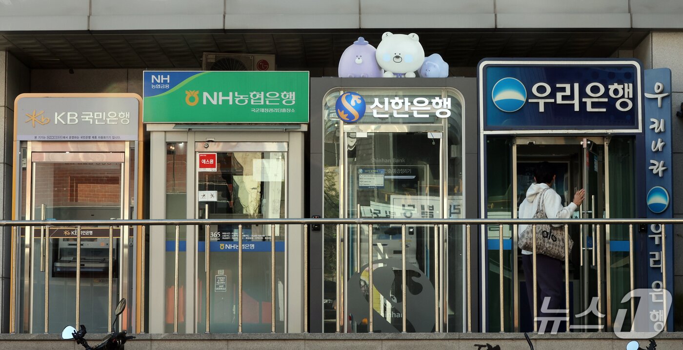 본문 이미지 - 금융감독원은 금융권에서 시작된 인공지능(AI) 해킹과 관련해 공격 IP 28개를 금융회사에 공유했다고 밝혔다. 보안업계는 IP 차단과 과거 접속 기록 점검은 물론 지속적인 위협 감시 및 대응이 필요하다고 강조했다. 사진은 7일 서울 시내 한 시중은행 현금자동입출금기(ATM)의 모습. 2026.10.7 ⓒ 뉴스1 김진환 기자