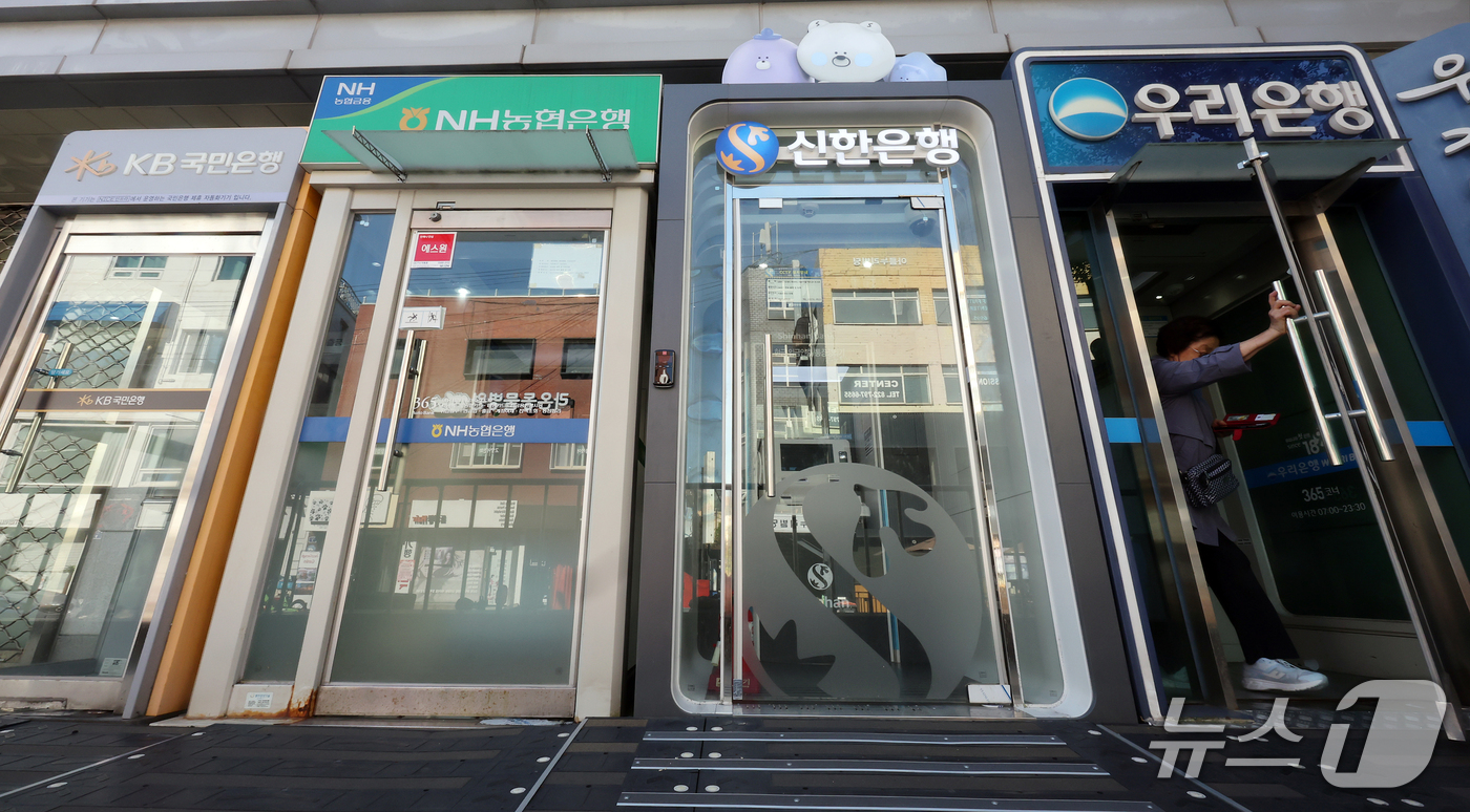 (서울=뉴스1) 김진환 기자 = 금융감독원은 금융권에서 시작된 인공지능(AI) 해킹과 관련해 공격 IP 28개를 금융회사에 공유했다고 밝혔다.보안업계는 IP 차단과 과거 접속 기록 …