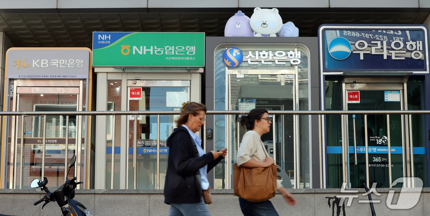 (서울=뉴스1) 김진환 기자 = 금융감독원은 금융권에서 시작된 인공지능(AI) 해킹과 관련해 공격 IP 28개를 금융회사에 공유했다고 밝혔다.보안업계는 IP 차단과 과거 접속 기록 …