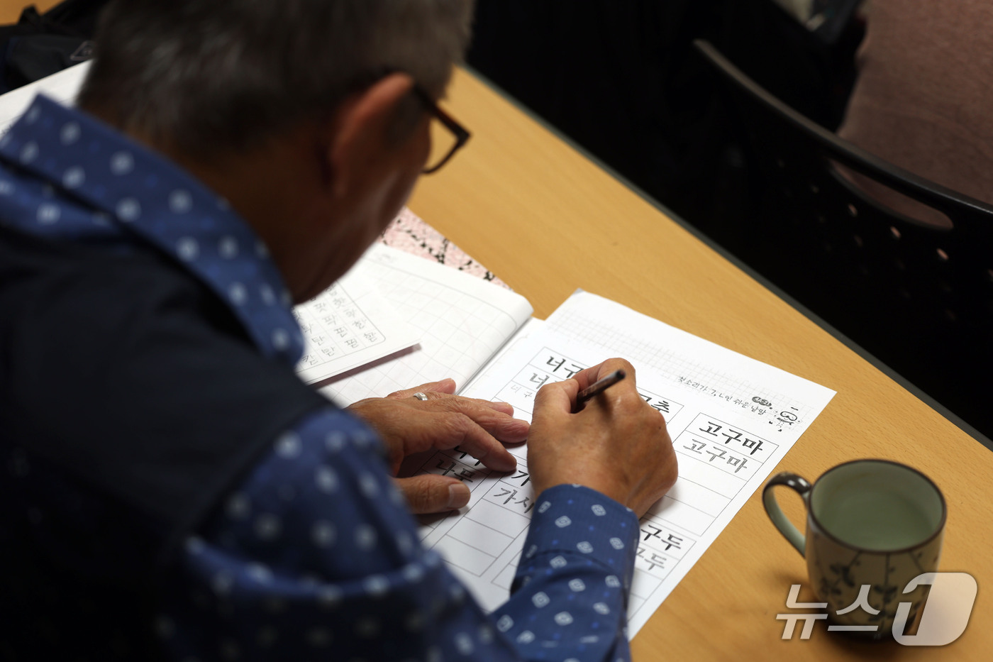 (광주=뉴스1) 조수민 기자 = 580돌 한글날을 이틀 앞둔 7일 전남광주 동구 빛고을종합사회복지관 성인문해 한글 교실 기초반 학생이 한글 단어를 따라 적고 있다. 2026.10. …