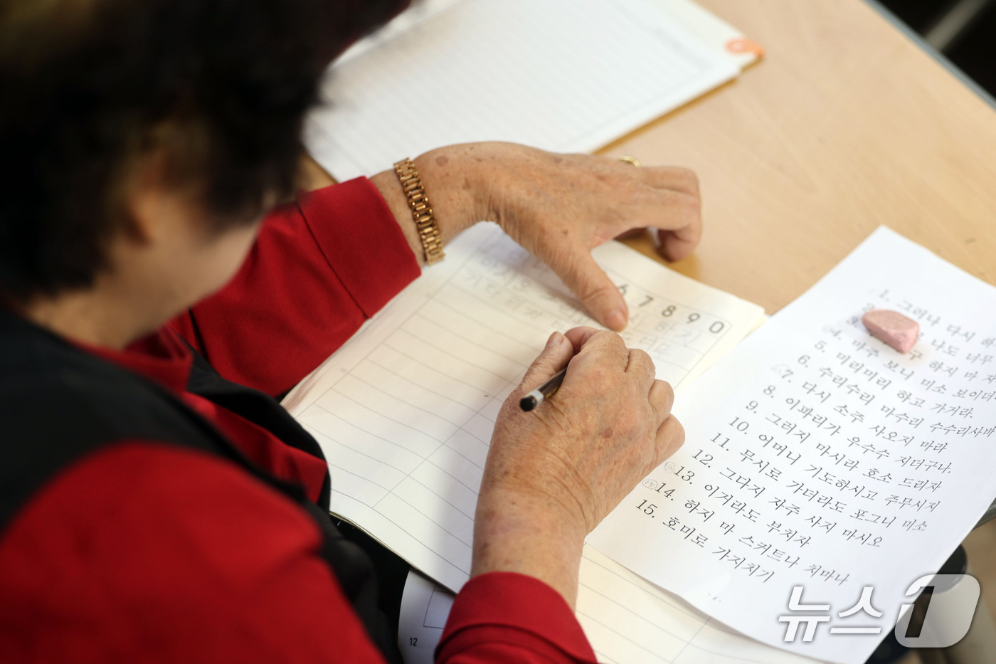 (광주=뉴스1) 조수민 기자 = 580돌 한글날을 이틀 앞둔 7일 전남광주 동구 빛고을종합사회복지관 성인문해 한글 교실 기초반 학생이 한글 단어를 따라 적고 있다. 2026.10. …