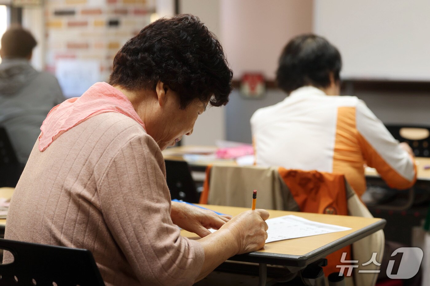 본문 이미지 - 580돌 한글날을 이틀 앞둔 7일 전남광주 동구 빛고을종합사회복지관 성인문해 한글 교실 기초반 학생이 한글 단어를 따라 적고 있다. 2026.10.7 ⓒ 뉴스1 조수민 기자