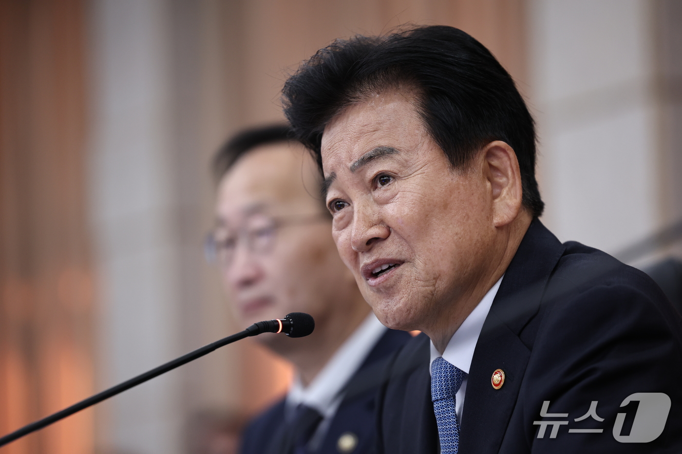 (서울=뉴스1) 구윤성 기자 = 정동영 통일부 장관이 7일 서울 종로구 통일부 남북회담본부에서 열린 국회 외교통일위원회의 통일부 등에 대한 국정감사에서 질의에 답변하고 있다.
