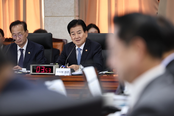 통일부 국감서 박충권·정청래 설전…"웃지 말라" vs "표정 감시 말라"